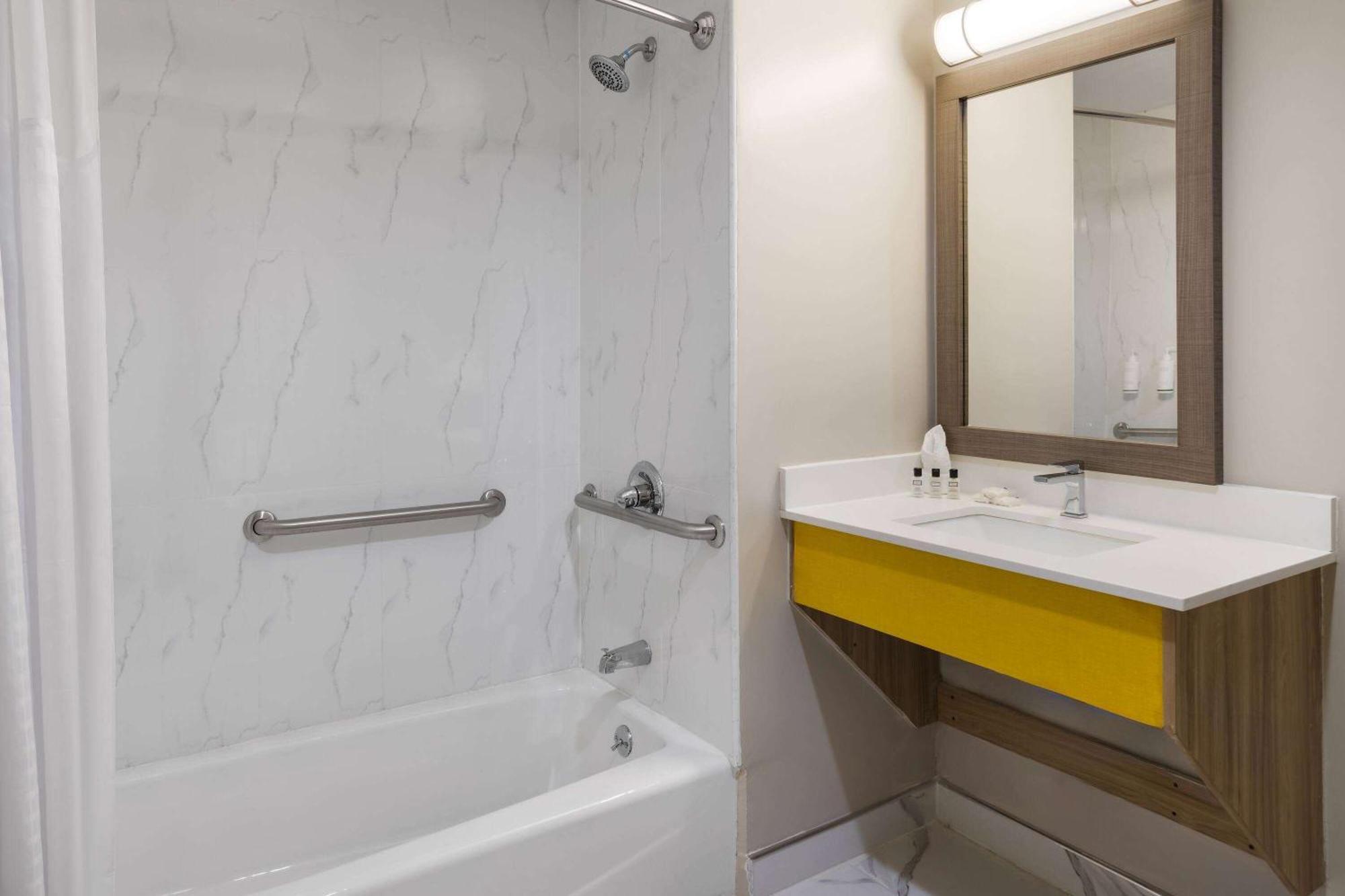 Days Inn By Wyndham Staten Island New York Ngoại thất bức ảnh